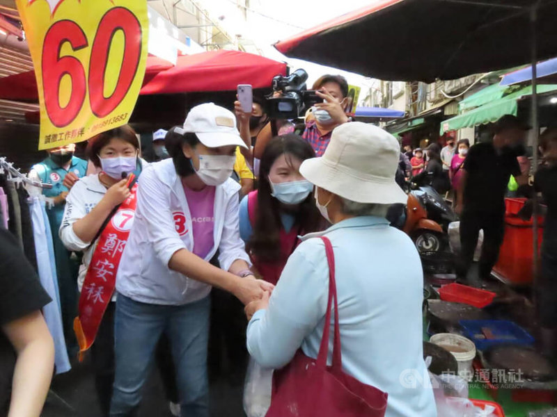 國民黨高雄市長候選人柯志恩（前左）10日在鳳山區展開一系列拜票行程，上午先到鳳山第一市場掃街，與民眾互動。中央社記者曾以寧攝 111年11月10日