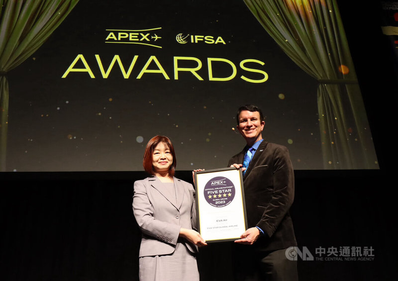 長榮航空10日在新加坡獲頒APEX（Airline Passenger Experience Association）「全球五星航空公司」獎項，由長榮航空新加坡分公司總主任劉玫吟（左）代表受獎。中央社記者侯姿瑩新加坡攝  111年11月10日