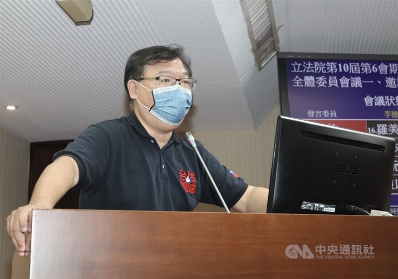 衛福部長薛瑞元10日表示,他跟國民黨立法院黨團書記長李德維(圖)「搞到底」,他們兩個人有一個人會被抓去關。李德維則回應,他覺得非常好,國民黨團在訴狀中已經寫得非常清楚,在高端送報告的同時,衛福部就修改相關的法規,然後做很多讓人非議的事情,這件事情大家就法院見。中央社記者吳家昇攝 111年11月10日