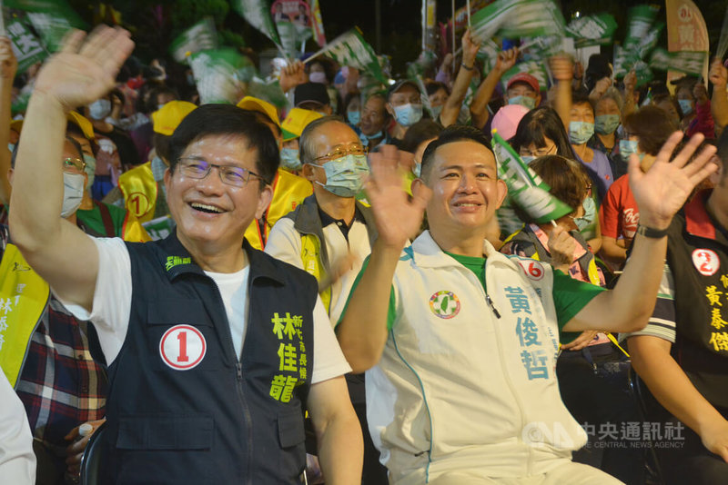 民進黨新北市長候選人林佳龍（前左）10日晚間在板橋區北極壇前開講，闡述政見理念爭取選民支持，並與同黨市議員參選人黃俊哲（前左2）一起合影。中央社記者黃旭昇新北市攝  111年11月10日