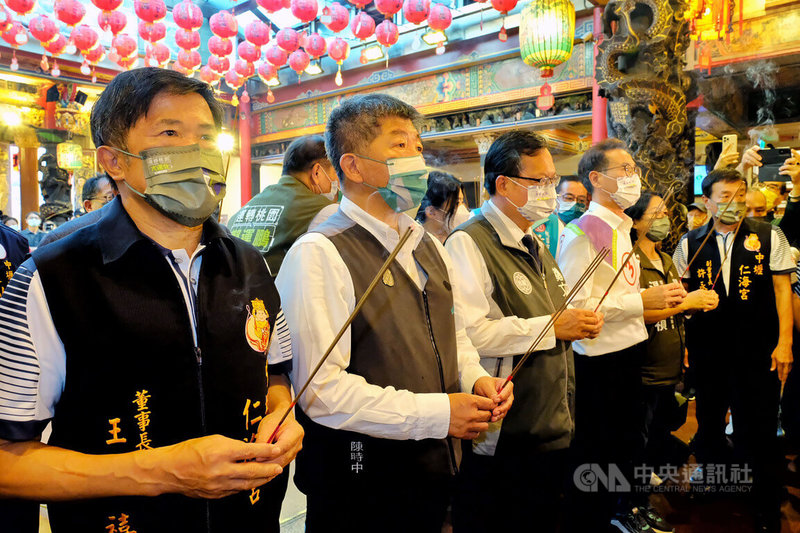 民進黨桃園市長候選人鄭運鵬（前左4）10日與同黨台北市長候選人陳時中（前左2）在桃園合體，並和桃園市長鄭文燦（前左3）等人一同前往中壢區仁海宮參香祈福。中央社記者吳睿騏桃園攝  111年11月10日