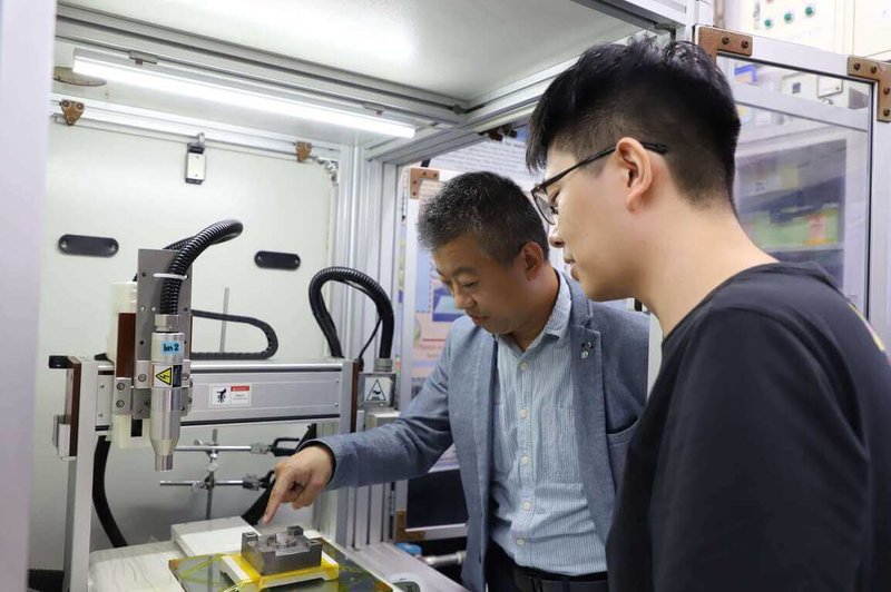 台灣科技大學機械系特聘教授郭俞麟（左）帶領團隊，將常壓電漿技術實際應用於冷作模具鋼，提升模具的耐磨耗特性與硬度。（台科大提供）中央社記者陳至中台北傳真 111年11月10日