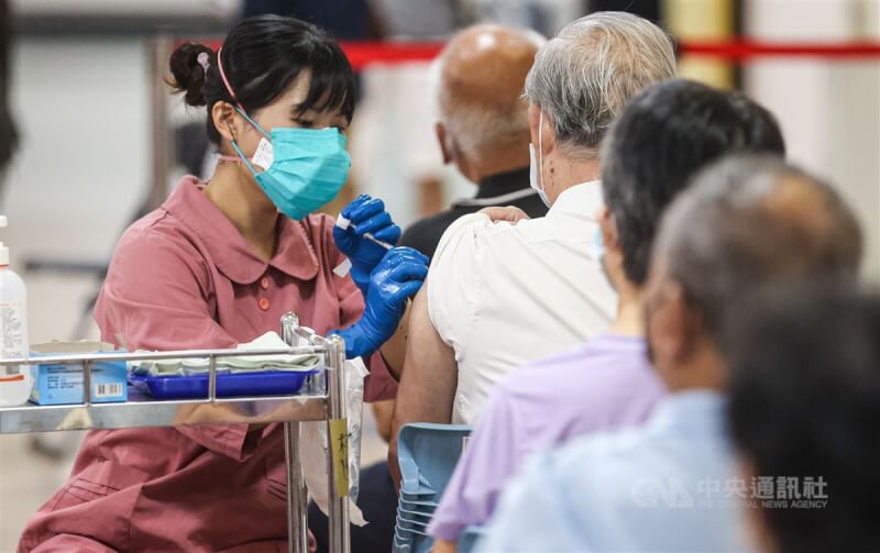 圖為民眾到台北市立聯合醫院中興院區接種莫德納次世代疫苗。（中央社檔案照片）
