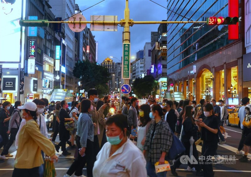 圖為台北捷運中山站周邊商圈逛街人潮。（中央社檔案照片）