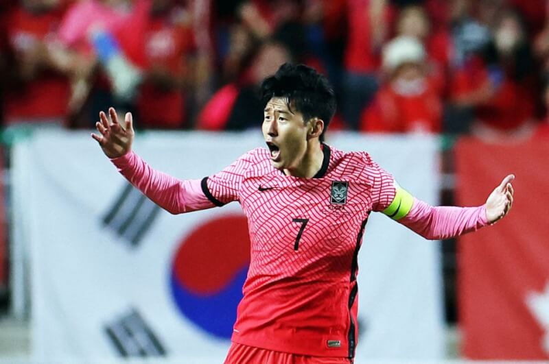韓國前鋒球星孫興慜證實可以為國出征，參加2022卡達世界盃足球賽。圖為孫興慜6月10日出席韓國與巴拉圭的國際友誼賽。（路透社）