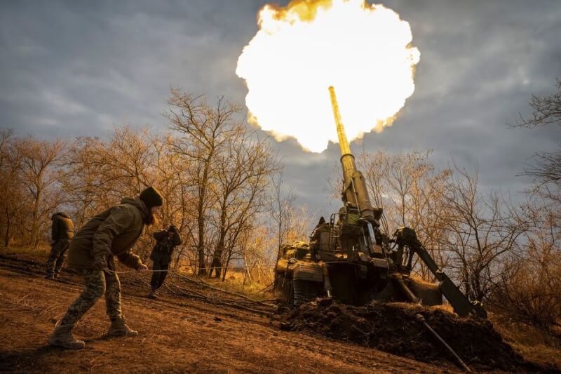 烏克蘭軍人9日在赫松地區發射砲火。（路透社）
