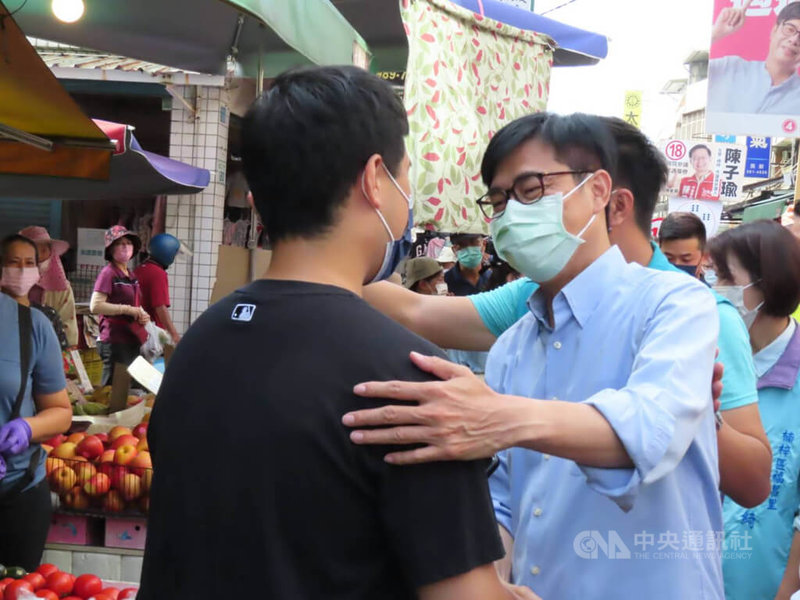 高雄市長陳其邁(前右)11日上午與黨籍議員參選人到路口拜票,隨後又到莒光市場掃街,爭取選民支持。中央社記者曾以寧攝 111年11月11日