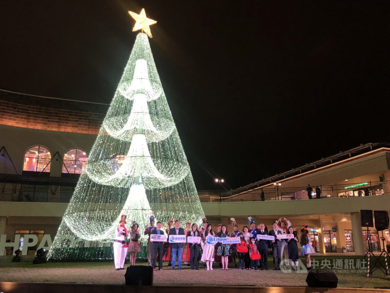 麗寶樂園渡假區舉辦耶誕新年城系列活動，高達18公尺的主燈「米娜瓦之樹」，矗立在麗寶OUTLET MALL綠地廣場，11日晚間點燈。中央社記者趙麗妍攝  111年11月11日
