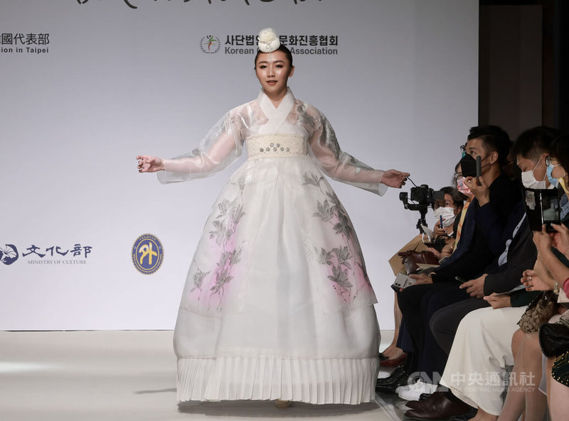 駐台北韓國代表部11日晚間在台北舉辦2022韓服時裝秀，其中現代婚禮韓服將新舊融合，保留韓服基本元素之餘再搭配當代時尚要素，令傳統服飾更具時尚感，廣受歡迎。中央社記者張皓安攝　111年11月11日
