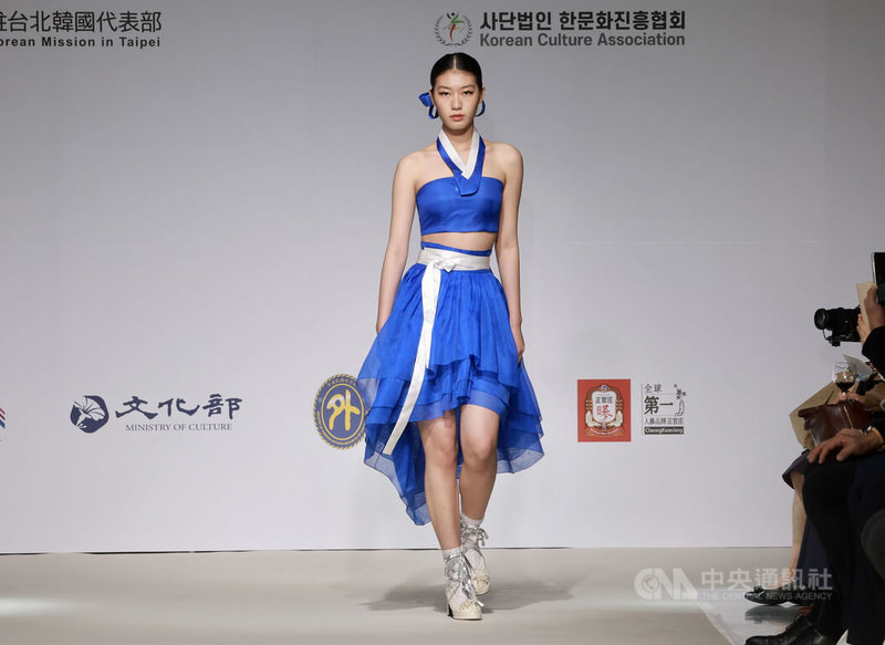 駐台北韓國代表部11日晚間在台北舉行2022韓服時裝秀，呈現韓國傳統服飾悠久歷史演變，其中，以現代感重新詮釋的現代創作韓服也極具特色。中央社記者張皓安攝 111年11月11日