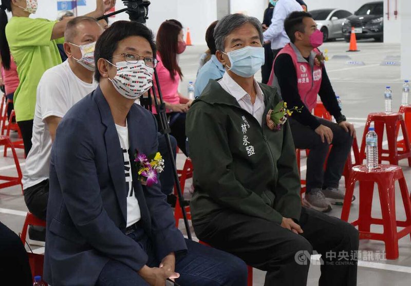 民進黨基隆市長參選人蔡適應10日告發國民黨基隆市長參選人謝國樑涉犯洗錢防制法，謝國樑11日下午將反告蔡適應誣告；蔡適應（前左）上午出席信義國小地下停車場啟用典禮時受訪表示，實在太好了，歡迎謝國樑提告。中央社記者王朝鈺攝 111年11月11日