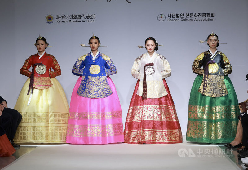 駐台北韓國代表部11日晚間在台北舉行2022韓服時裝秀，展現不同身分的傳統服飾。中央社記者張皓安攝　111年11月11日