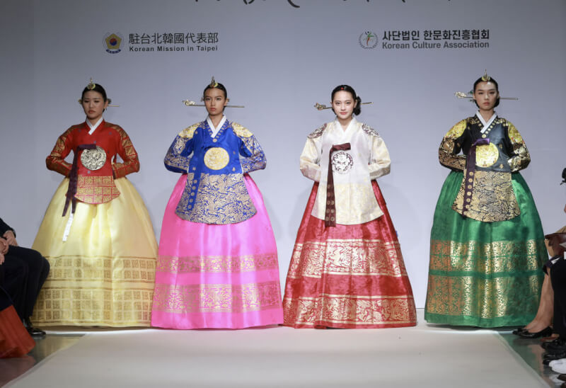 駐台北韓國代表部11日晚間在台北舉行2022韓服時裝秀，展現不同身分的傳統服飾。中央社記者張皓安攝　111年11月11日