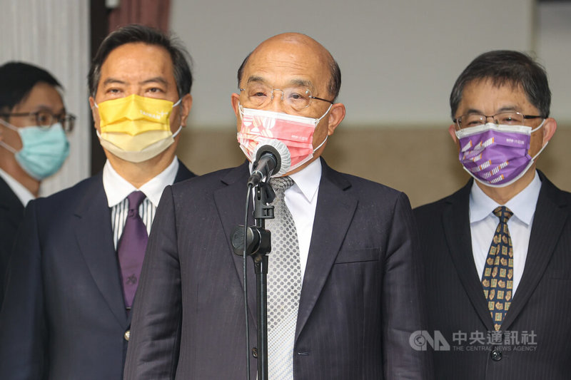 臉書粉專「無良公關公司」貼文指藍營計劃找狗仔跟拍民進黨台北市長候選人陳時中，然而粉專事後關閉，傳是陳時中競辦要求。行政院長蘇貞昌（前）11日在立法院受訪表示，事實已清清楚楚，若有人故意歪曲或自導自演，要自己負責。中央社記者鄭清元攝  111年11月11日