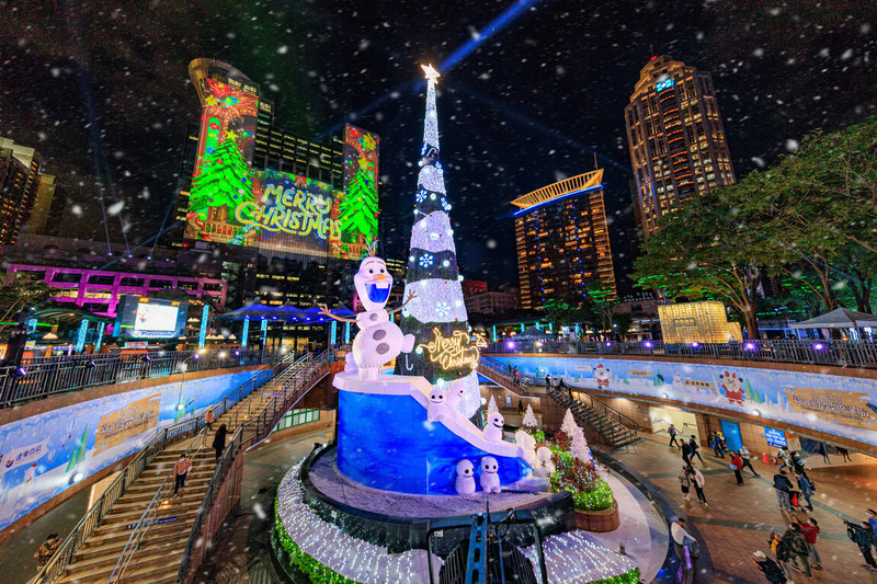 新北歡樂耶誕城11日起登場，民眾在市民廣場，可看到「冰雪奇緣」的雪寶登上耶誕樹；3D雷射光雕投影秀結合Disney+品牌主題，每天晚間5時30分到10時，每整點與半點都能看到。（新北市觀光局提供）中央社記者高華謙傳真 111年11月11日