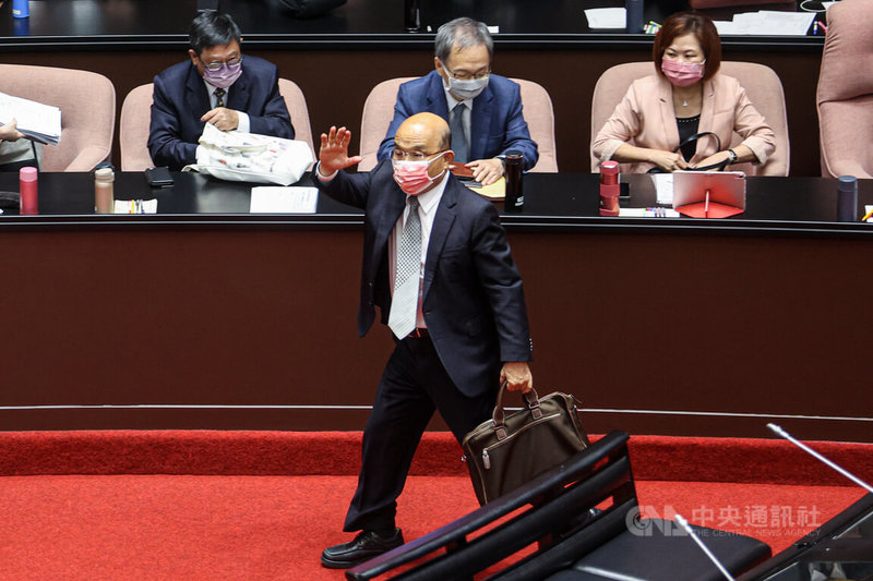 立法院第10屆第6會期施政總質詢11日傍晚結束,行政院長蘇貞昌(前中)會後致詞時指出,對於立委指教的問題,他已責成盡速妥為答覆說明,立委指教的相關政策,行政院也會全力符合國家利益、人民期待來推動。圖為蘇貞昌離去前向現場眾人揮手致意。中央社記者鄭清元攝 111年11月11日