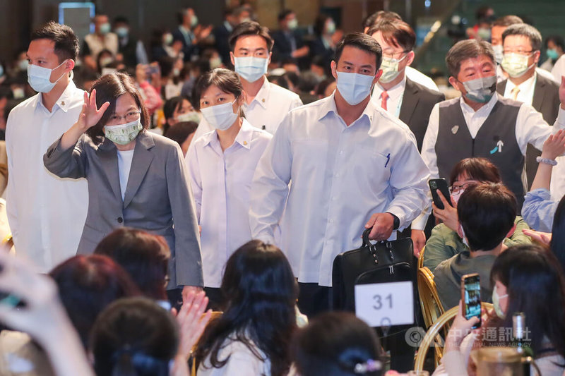 台北市醫檢師公會11日晚間在大直典華舉辦「111年度防疫陣線感恩有您」會員聯誼餐敘,總統蔡英文(左2)、民進黨台北市長候選人陳時中(右2)出席,進場時向與會者揮手致意。中央社記者裴禛攝 111年11月11日
