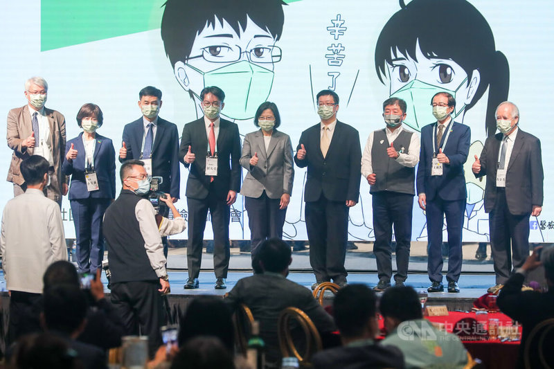 「台北市醫事檢驗師公會防疫陣線感恩有您會員聯誼餐會」11日晚間在大直典華舉行,總統蔡英文(後中)、民進黨台北市長候選人陳時中(後右3)出席與會,並和公會理監事合影留念。中央社記者裴禛攝 111年11月11日