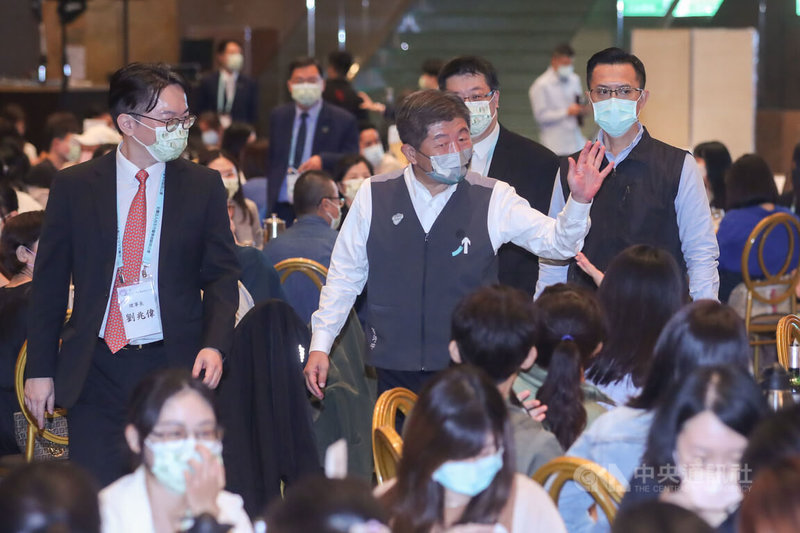 台北市醫事檢驗師公會11日晚間舉辦「111年度防疫陣線感恩有您」會員聯誼餐敘,民進黨台北市長候選人陳時中(中)出席與會,向防疫第一線的醫檢師們致意。中央社記者裴禛攝 111年11月11日