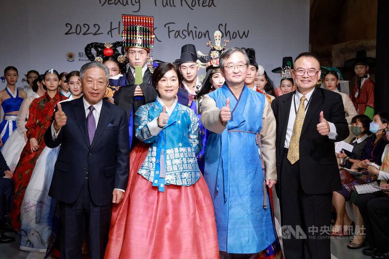 駐台北韓國代表部11日晚間在台北舉行2022韓服時裝秀，韓國駐台代表鄭炳元（前右2）、外交部次長田中光（前左）與文化部次長蕭宗煌（前右）等人出席。中央社記者張皓安攝 111年11月11日