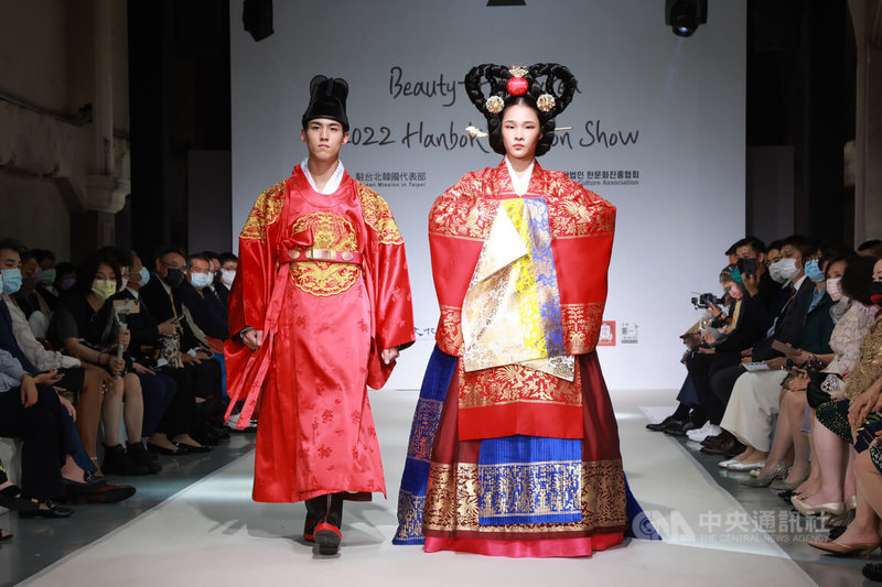 「2022韓服時裝秀」11日晚間在台北華山文創園區登場，展示韓國各式傳統服飾及當代韓服創意，其中，女子所穿「圓衫」（右）為傳統婚禮服飾之一，不同顏色也代表了相應的社會地位。中央社記者張皓安攝 111年11月11日