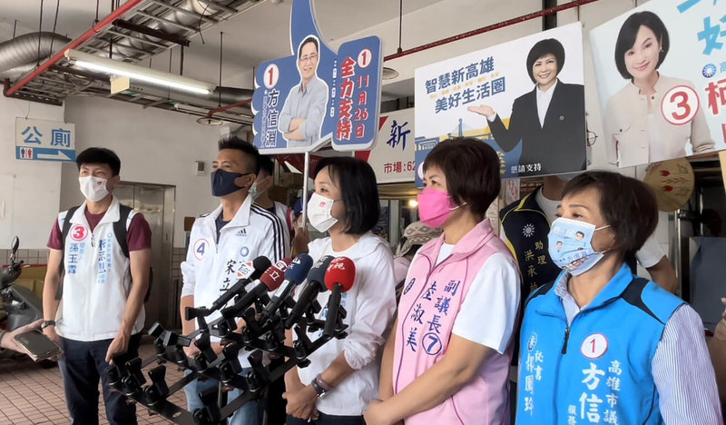 國民黨高雄市長候選人柯志恩(右3)11日上午到岡山區文賢市場掃街拜票,並在會前接受媒體聯訪。(柯志恩競選團隊提供)中央社記者曾以寧傳真 111年11月11日