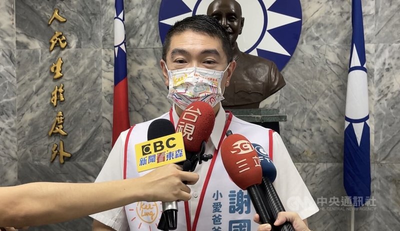 民進黨基隆市長參選人蔡適應10日告發國民黨基隆市長參選人謝國樑涉犯洗錢防制法，謝國樑（圖）11日受訪表示，蔡適應冷飯重炒，要負誣告法律責任。中央社記者王朝鈺攝 111年11月11日