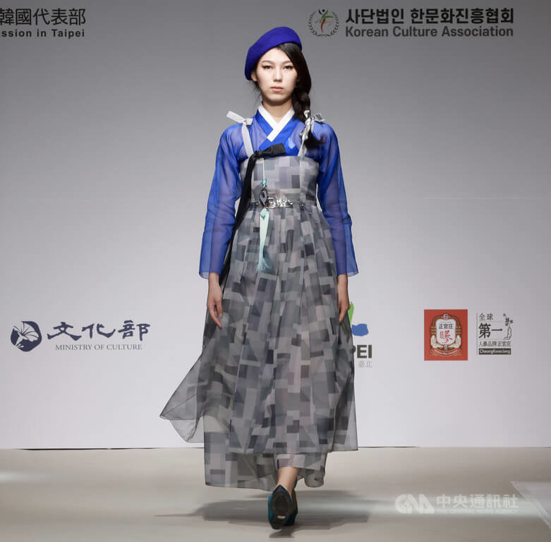 駐台北韓國代表部11日晚間在台北舉行2022韓服時裝秀，呈現韓國傳統服飾歷史演化，其中現代創作韓服即是以現代感重新詮釋傳統韓服，更富時尚感。中央社記者張皓安攝　111年11月11日