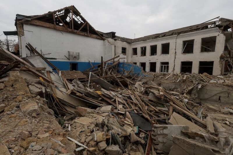 圖為赫松市一棟學校9日遭俄軍砲彈攻擊。（路透社）