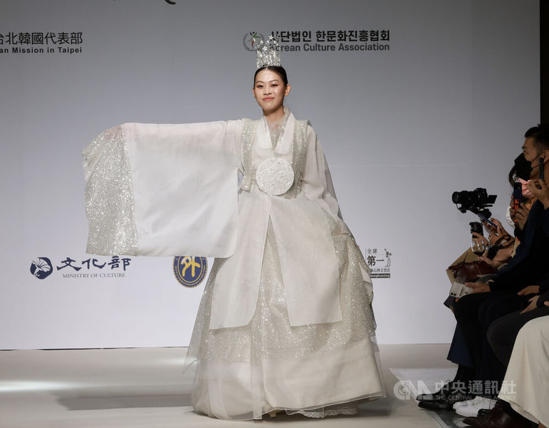 2022韓服時裝秀11日晚間在台北舉行，除呈現經典韓國傳統服飾外，經改良後更具時尚感的現代婚禮韓服也一併呈現。中央社記者張皓安攝　111年11月11日