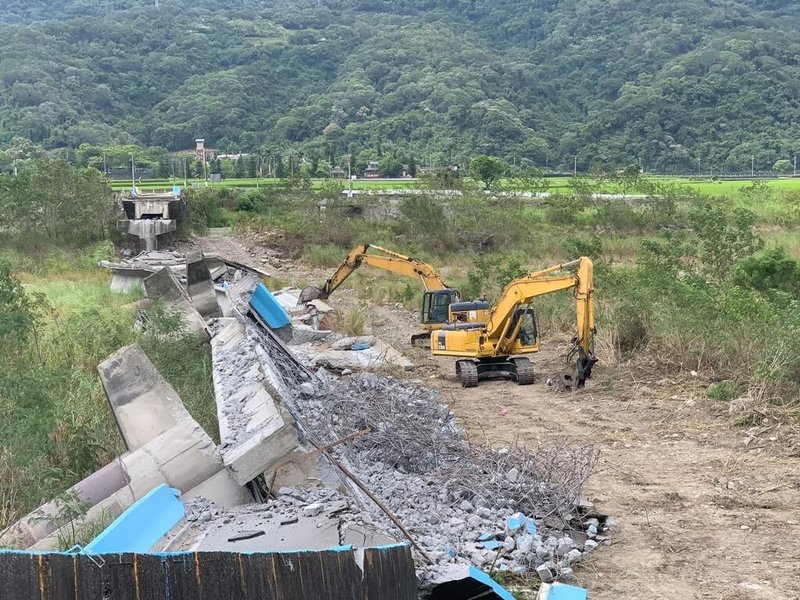 918台東強震造成花蓮高寮大橋、崙天大橋倒塌，玉長大橋受損嚴重，花蓮縣政府爭取經費重建，目前已將倒塌橋梁拆除，預計12月動工施作高寮及崙天大橋溪底便道。（花蓮縣政府提供）中央社記者張祈傳真  111年11月12日