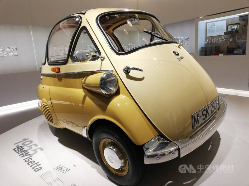 位於德國慕尼黑的BMW博物館內陳設一款BMW在1950年代銷售的迷你車Isetta，這款車的車門從前方開啟，被形容像是打開冰箱門，最大時速只有80公里。中央社記者汪淑芬攝  111年11月12日