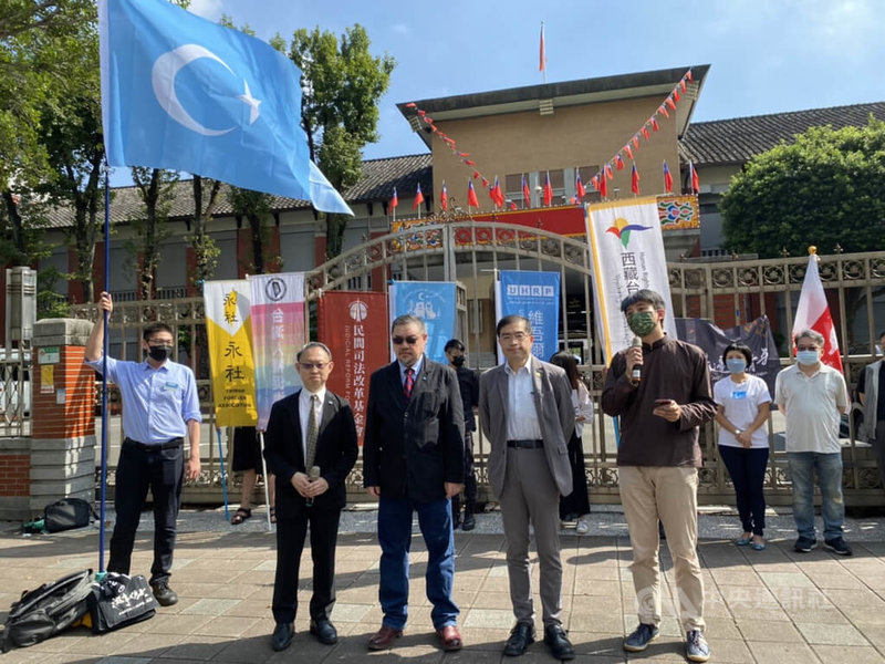 11月12日是「東突厥斯坦獨立建國紀念日」，台灣東突厥斯坦協會、美國華府的維吾爾人權項目、台灣人權促進會等多個團體到立法院大門前參與紀念活動，並在上午11時12分播放「東突國歌」、升東突國旗。中央社記者呂佳蓉攝  111年11月12日