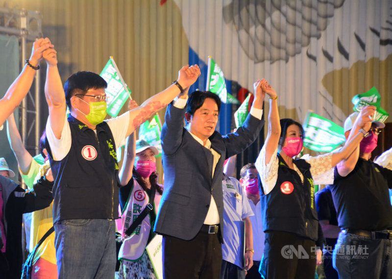 副總統賴清德（前左2）12日到新北市永和區，為民進黨新北市長候選人林佳龍（前左）助選，眾人在台上牽手高喊「凍蒜」等口號，全力為選情衝刺。中央社記者黃旭昇新北市攝 111年11月12日