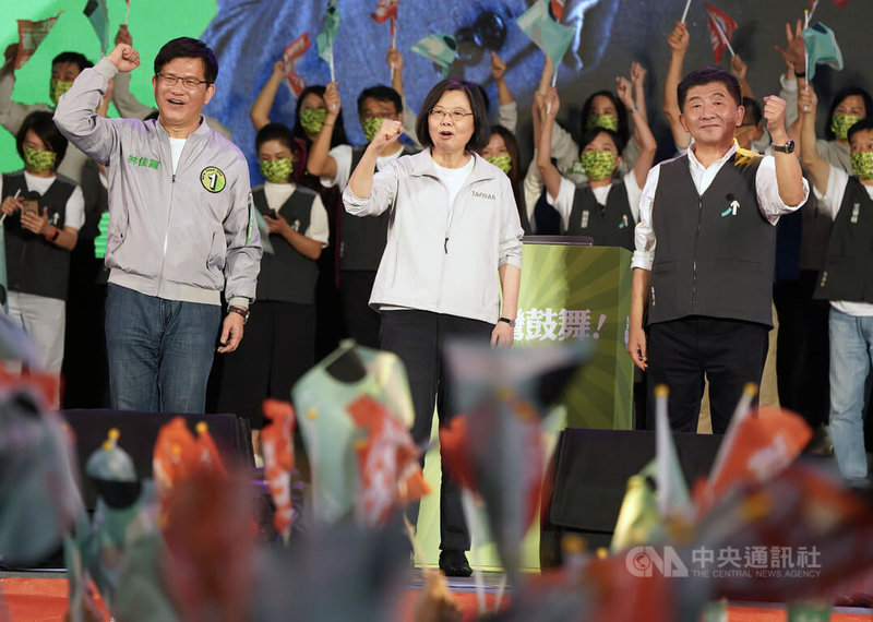 九合一選舉倒數計時，民進黨12日晚間在凱道舉辦「為台灣鼓舞」造勢晚會，吸引數萬民眾參與，身兼民進黨主席的總統蔡英文（前中）與黨籍台北市長候選人陳時中（前右）、新北市長候選人林佳龍（前左）齊呼「凍蒜」口號，現場氣氛熱絡。中央社記者徐肇昌攝 111年11月12日