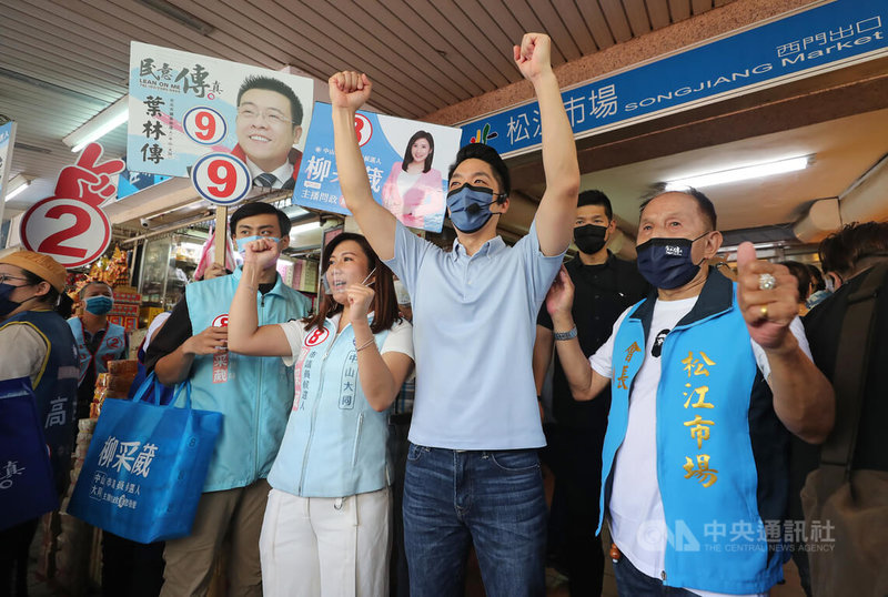 國民黨台北市長候選人蔣萬安（前右2）12日上午與市議員參選人柳采葳（前右3）到松江市場掃街拜票，爭取選民支持。中央社記者裴禛攝  111年11月12日