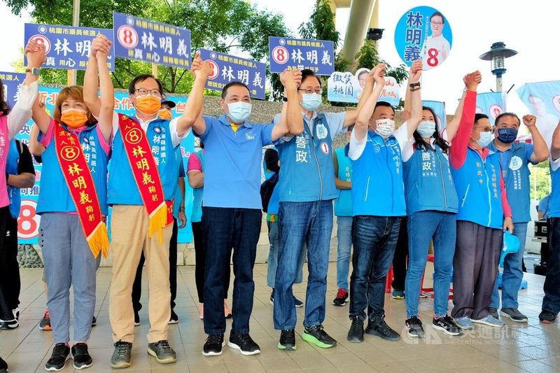 國民黨新北市長候選人侯友宜（左3）與國民黨桃園市長候選人張善政（左4）12日上午出席龜山區市議員參選人林明義（左2）跨區域合作建設平台說明會，眾人牽手高喊「凍蒜」。中央社記者吳睿騏桃園攝  111年11月12日