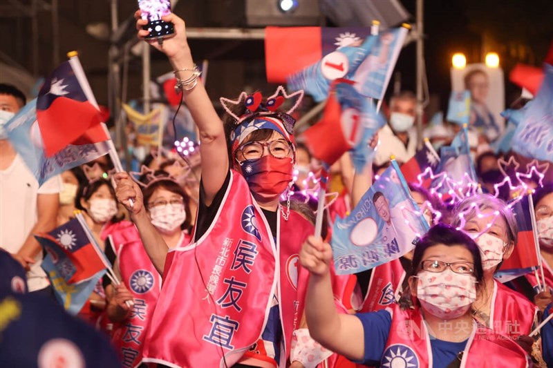 國民黨六都市長候選人聯合造勢大會12日晚間在板橋區盛大登場，現場湧入大批支持者，高呼口號場面熱絡。中央社記者王騰毅攝　111年11月12日