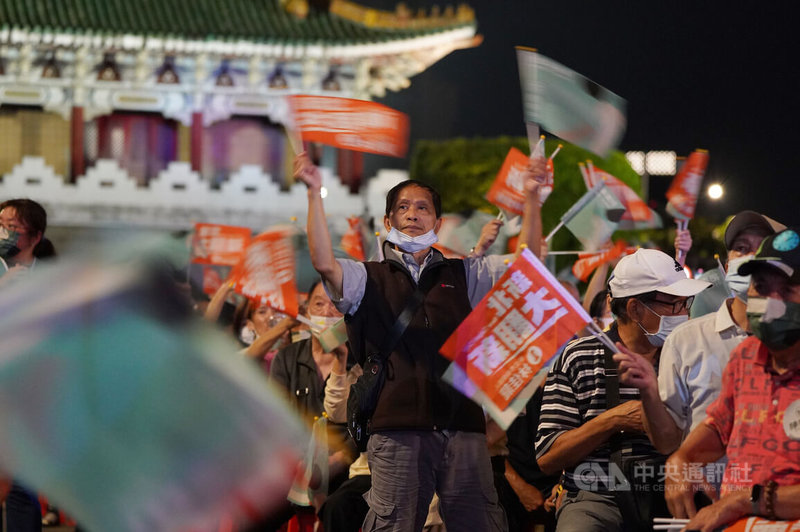 民進黨「為台灣鼓舞」凱道造勢晚會12日晚間盛大舉行，大批民眾到場響應，以行動表達支持，現場一名支持者熱情站起身來揮旗。中央社記者徐肇昌攝 111年11月12日