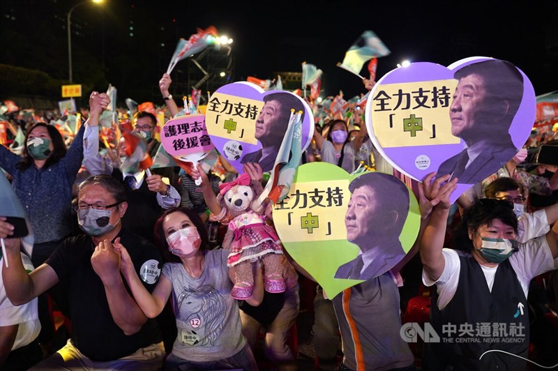 選戰倒數階段，民進黨「為台灣鼓舞」造勢晚會12日晚間在凱道登場，現場湧入大批民眾，有台北市長候選人陳時中的支持者自製愛心看板到場，強調全力支持。中央社記者徐肇昌攝　111年11月12日