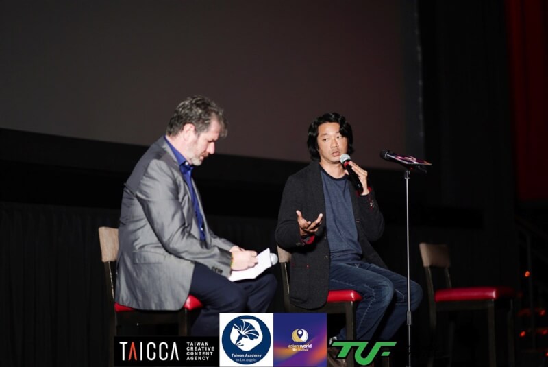 台灣電影「該死的阿修羅」10日在洛杉磯舉行特映會，導演樓一安（右）與觀眾座談。（台灣書院提供）中央社記者林宏翰洛杉磯傳真 111年11月12日