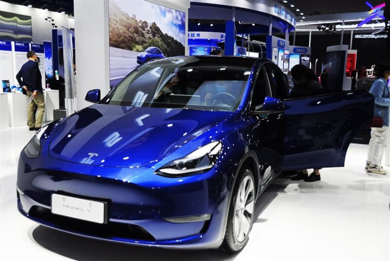 路透社報導，特斯拉正考慮把中國製電動車進口到美國。圖為在上海展出的特斯拉Model Y。（中央社檔案照片）