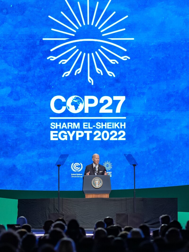 美國總統拜登（後）11日在氣候峰會表示，美國將如預期縮減碳排放量。（圖取自twitter.com/POTUS）