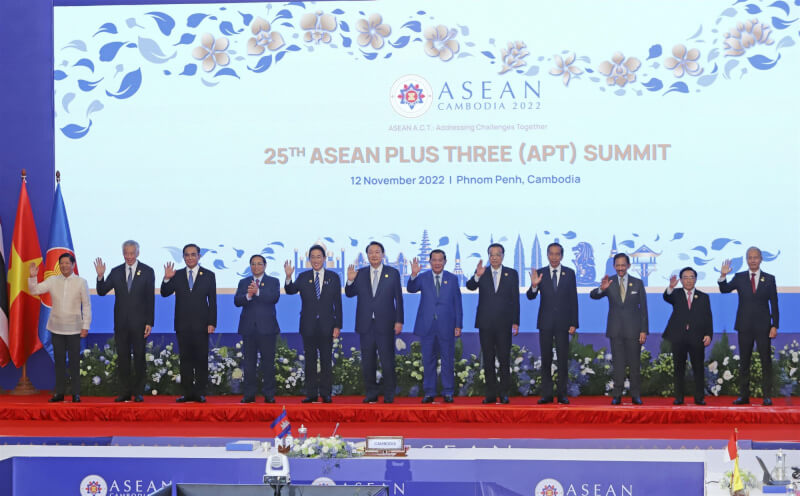 「東協+3峰會」12日在柬埔寨首都金邊舉行，各國與會領袖於開幕合照。（共同社）