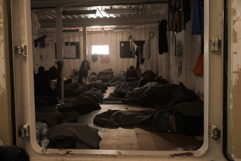 搭載234名移民的救援船「海洋維京號」在地中海漂流21天，11日在法國土倫港靠岸。這起事件讓難民管理議題再次浮出檯面，更引發義法外交危機。（圖取自twitter.com/SOSMedIntl）