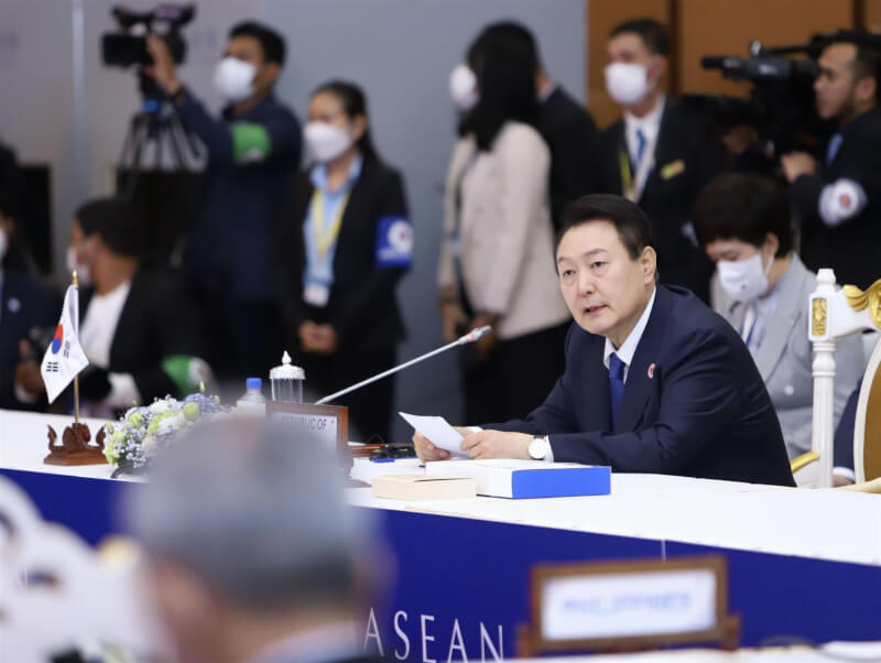 韓國總統尹錫悅12日在柬埔寨金邊出席「東協+3峰會」。（共同社）