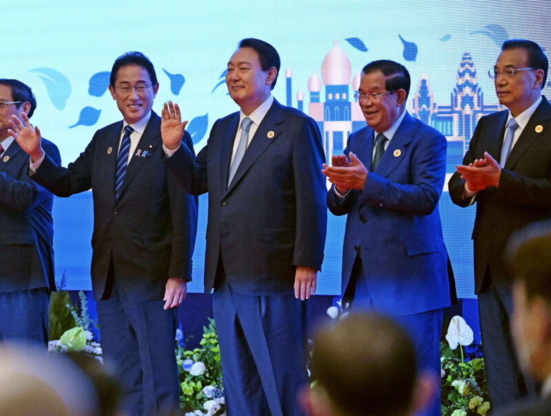 「東協+3峰會」12日在柬埔寨首都金邊舉行，日本首相岸田文雄（左2）與韓國總統尹錫悅（中）出席。（共同社）