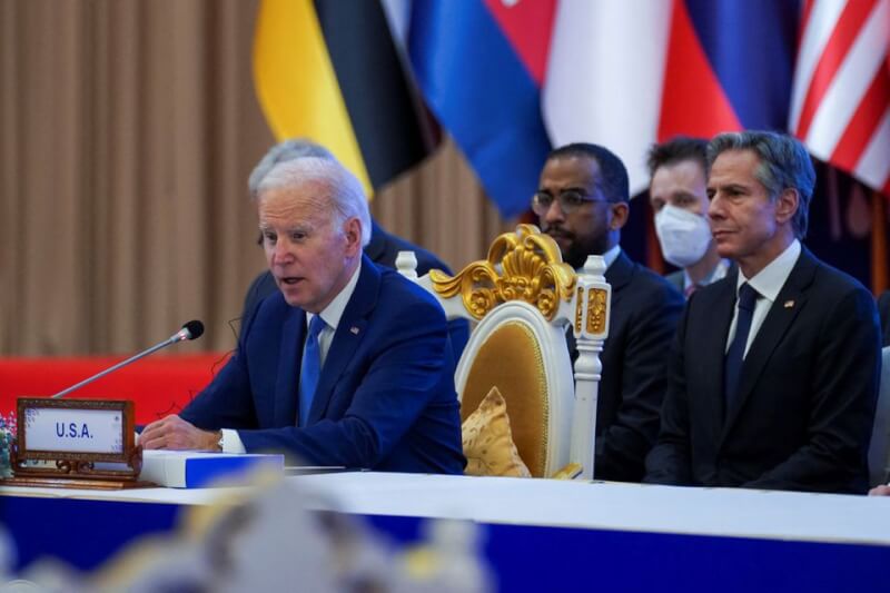 美國總統拜登（左）12日一時口誤，把柬埔寨說成哥倫比亞。（路透社）