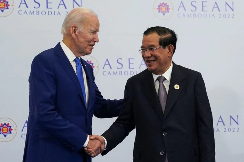 美國總統拜登（左）12日到金邊出席東南亞國家協會峰會，在場邊與長期執政的柬埔寨總理洪森（右）會談。（路透社）