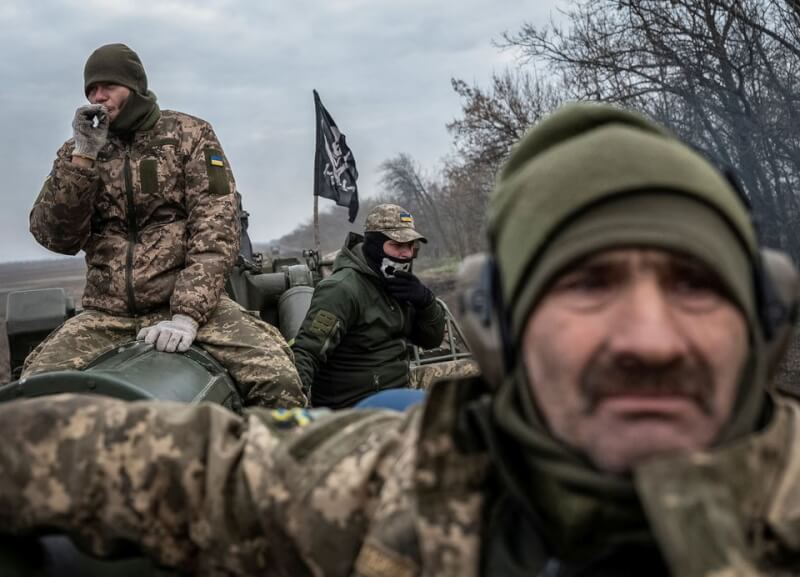 圖為9日烏克蘭軍人在赫松市發射火砲。（路透社）